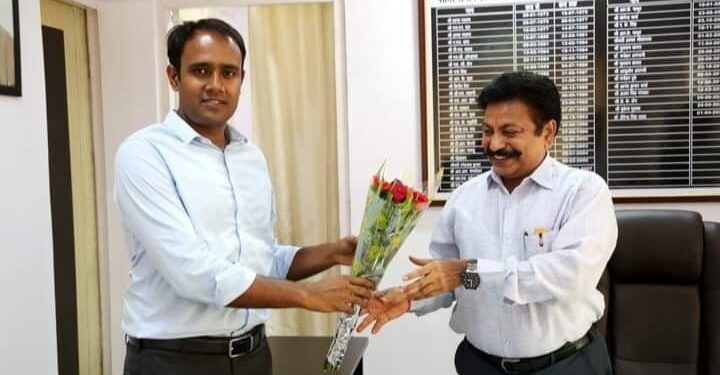 संभाग कमिश्नर डॉ. रावत से नवागत कलेक्टर ने की सौजन्य भेंट