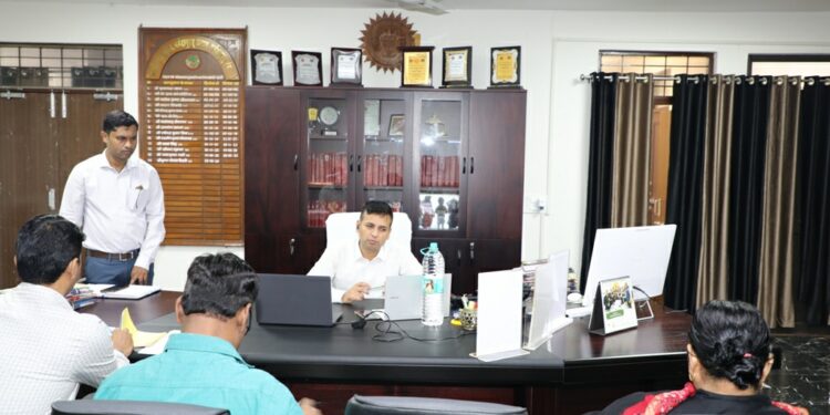 संभागायुक्त ने गूगल मीट में की विभिन्न योजनाओं की समीक्षा,राजस्व महा अभियान 2.0 में नर्मदापुरम संभाग प्रदेश में प्रथम स्थान पर,संभागायुक्त ने राजस्व महाअभियान 2.0 में निरंतरता बनाए रखने के दिए निर्देश