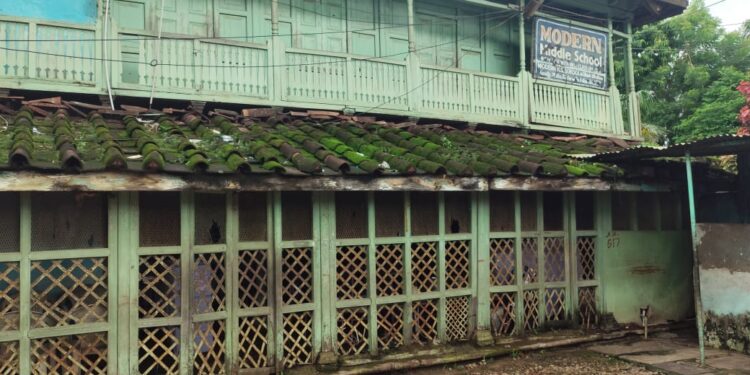 एसडीएम टी प्रतीक राव के निर्देशन में जर्जर स्कूल भवन को आगामी आदेश तक किया सील