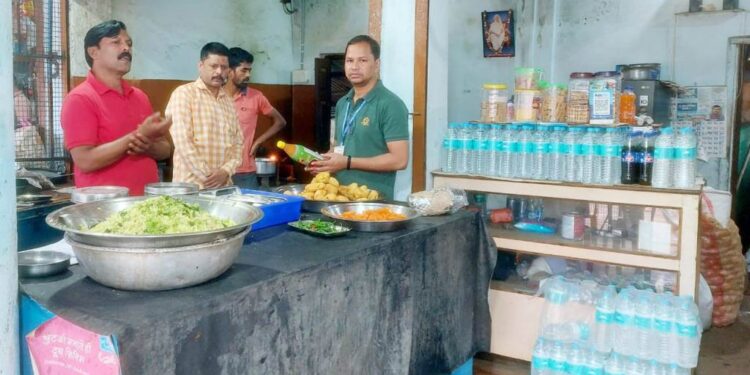 नागद्वारी मेले अंतर्गत नियमित की जा रही खाद्य प्रतिष्ठानो की जांच,होटलों एवं किराना दुकानों से खाद्य पदार्थो के नमूने लिए गए