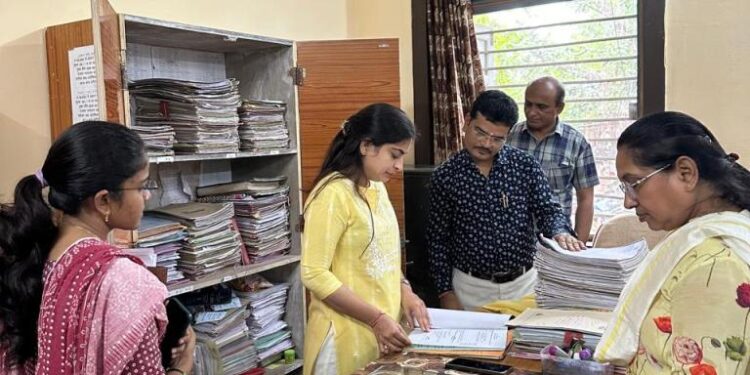 कलेक्‍टर ने सिवनीमालवा तहसील कार्यालय का किया आकस्मिक निरीक्षण,मिली खामियां,खामियां पाए जाने पर तहसीलदार को नोटिस जारी करने के दिए निर्देश,रिकॉर्ड भी जांचे…..