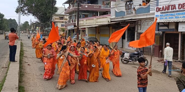 प्राचीन नर्मदेश्वर मंदिर से हर-हर महादेव के जयकारों के साथ निकली काबड़ यात्रा,सैकड़ो महिला श्रद्धालु हुई शामिल