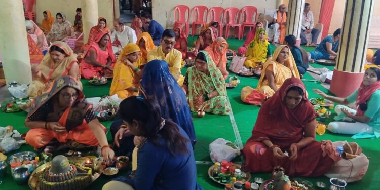 आज तीसरे दिन चंडीका मंदिर कटनी मे बड़ी संख्या श्रद्धांलुओं ने किया शिवलिंग निर्माण, अभिषेक पूजन।पंडित शास्त्री मनोज गौतम द्वारा विधि विधान से कराया जा रहा, भगवान भोले नाथ का मत्रों उच्चारण के साथ शिव लिंग निर्माण पूजन अभिशेक