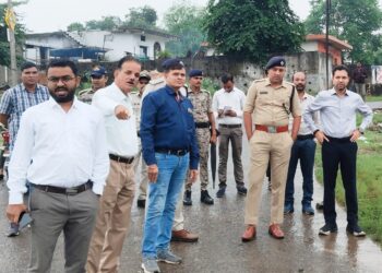 कलेक्टर श्री सिंह ने हरदा शहर में बाढ़ के संभावित क्षेत्रों का दौरा किया*