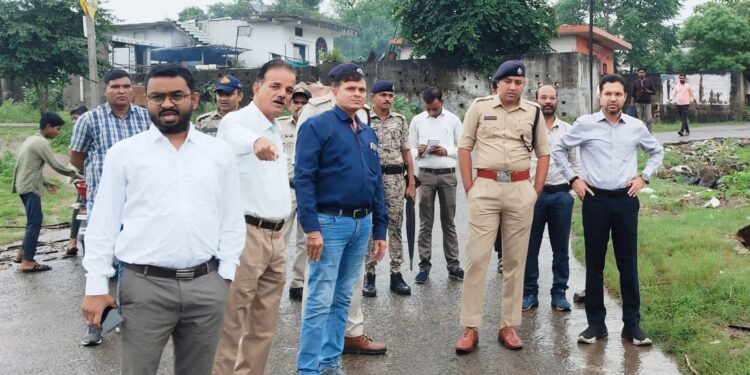कलेक्टर श्री सिंह ने हरदा शहर में बाढ़ के संभावित क्षेत्रों का दौरा किया*