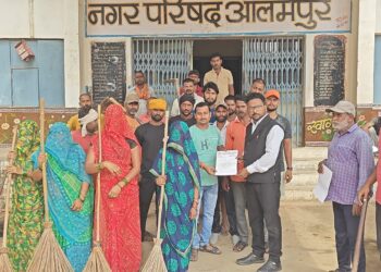 *सफाई कर्मचारियों के वेतन का भुगतान एवं अन्य समस्यायो का निराकरण नहीं होने पर , सफाई काम बंद हड़ताल करेंगे : एडवोकेट गुडडू वाल्मीकि*