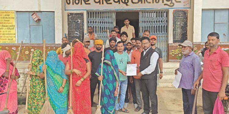 *सफाई कर्मचारियों के वेतन का भुगतान एवं अन्य समस्यायो का निराकरण नहीं होने पर , सफाई काम बंद हड़ताल करेंगे : एडवोकेट गुडडू वाल्मीकि*