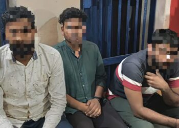 *गुर्गों ने फिल्मी अंदाज में बीच सड़क में ट्रक रोका,ड्राईवर को धमकाया*