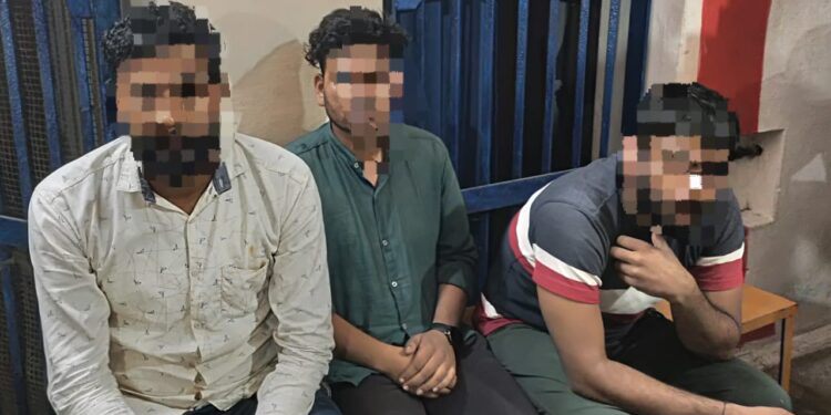 *गुर्गों ने फिल्मी अंदाज में बीच सड़क में ट्रक रोका,ड्राईवर को धमकाया*