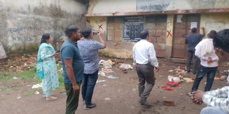 आम जनता के लिए खतरनाक 2 अति जर्जर भवन तोड़कर हटाए गए।