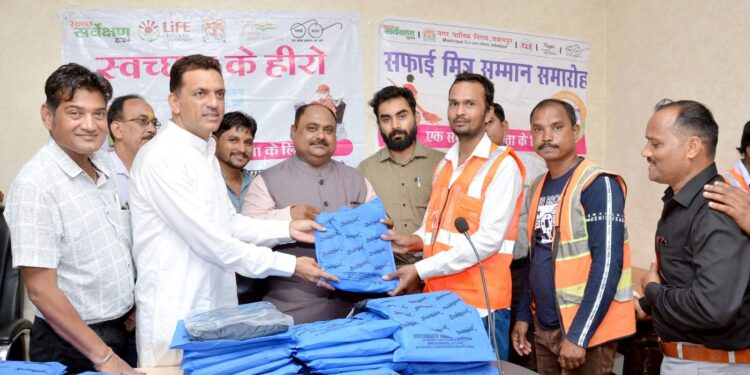 *अब बारिश में नहीं भीगेगें सफाई सरक्षक हमारे भाई-बहनें – महापौर जगत बहादुर सिंह ‘‘अन्नू’’* *नगर निगम के नियमित एवं संविदा के 1200 सफाई संरक्षकों को महापौर एवं निगमाध्यक्ष ने किया बरसाती का वितरण* *आउट सोर्स के 3000 सफाई संरक्षकों को भी बरसाती देने ठेकेदारों को महापौर के निर्देश*