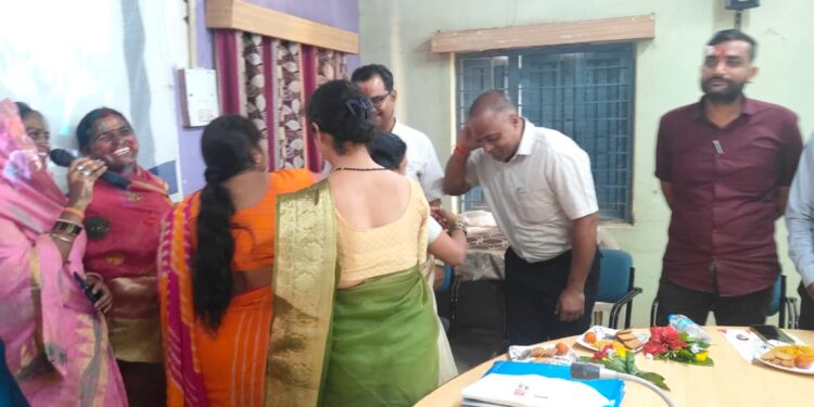 बड़वारा विधायक को लाडली बहन द्वारा राखी बंधवाई गई एवं प्रसारण देखने के उपरांत माननीय विधायक महोदय द्वारा समस्त लाडली बहन जो कि कार्यक्रम में सम्मिलित थे जिनकी संख्या लगभग 60 थी, प्रत्येक को ₹100 रक्षाबंधन के अवसर पर उपहार स्वरूप दिया गया