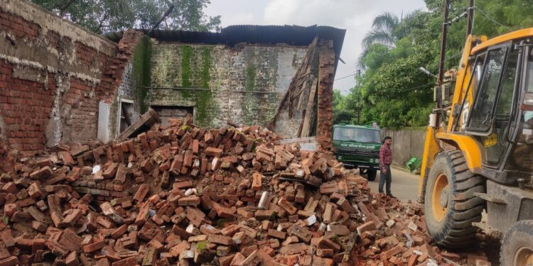 शासकीय माध्यमिक कन्या कस्तूरबा शाला इटारसी के क्षतिग्रस्त/जर्जर कक्षों को जेसीबी से तोड़ा गया। VIDEO