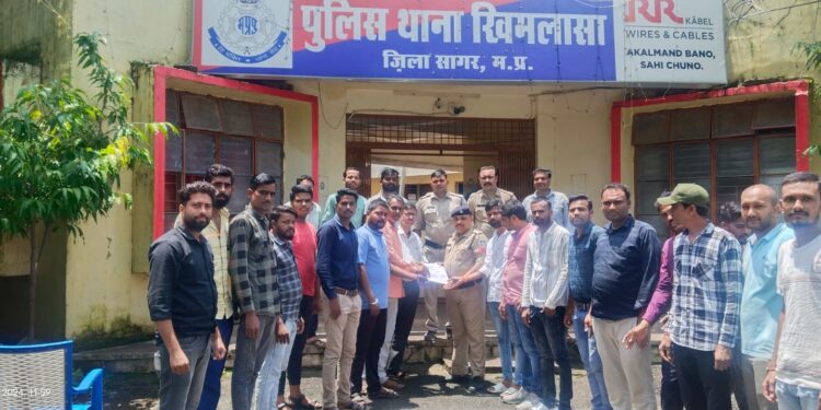 _*कुर्मी क्षत्रिय समाज के तत्वावधान में खिमलासा थाना प्रभारी को ज्ञापन सौंपा*_