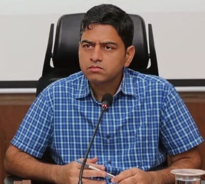 *राजस्व महाभियान में सुस्ती बरतने वाले 20 पटवारियों को कारण बताओ नोटिस जारी* *राजस्व महाअभियान के क्रियान्वयन में कोताही बर्दाश्त नहीं -कलेक्टर श्री यादव* *कलेक्टर हर दिन कर रहे राजस्व महा अभियान की वर्चुअली समीक्षा*