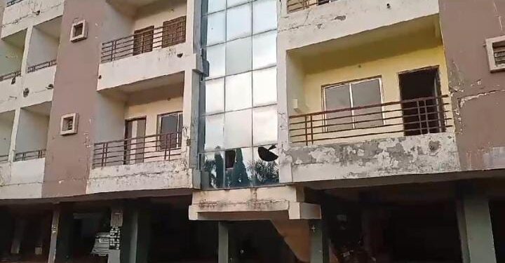 बिल्डर देता धमकी , कॉलोनी में नहीं है मूलभूत सुविधाएं , गार्डन सीवर नहीं