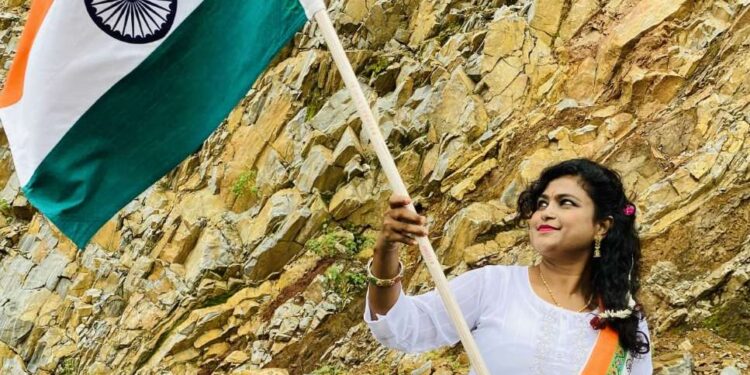 हर घर तिरंगा अभियान ‘पर विशेष-  आप भी अपने घर पर शान से लहरायें तिरंगा   तिरंगा फहरा कर करें याद देश के वीर सपूतों को   वतन के लिये अपनी जान की बाजी लगाने वालों को करें याद – – सारिका घारू