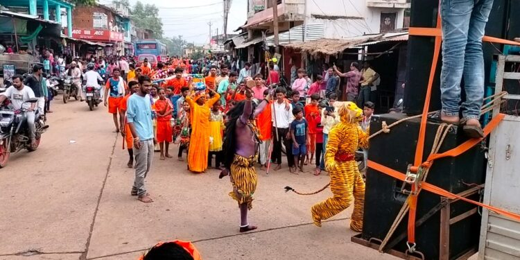 कावड़ में जल भरकर निकले सैकड़ो कवड़ियाँ  भरभरा आश्रम में भगवान भोलेनाथ का किया जलाभिषेक VIDEO