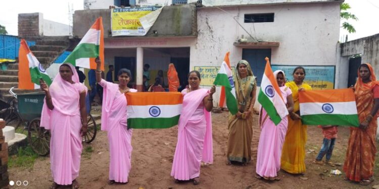 हर घर तिरंगा अभियान अंतर्गत अपने देश के प्रति अपना सम्मान और समर्थन दिखाने के लिए प्रेरित करना है,स्व सहायता समूह सदस्यों द्वारा अपने घरों में तिरंगा फहराने की अपील की है….