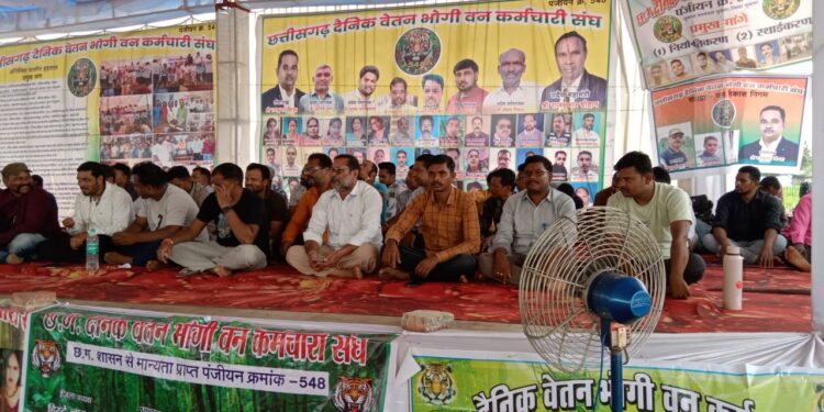 *दैनिक वेतन भोगी कर्मचारियों की अनिश्चित कालीन हड़ताल का आज तीसरा दिन*