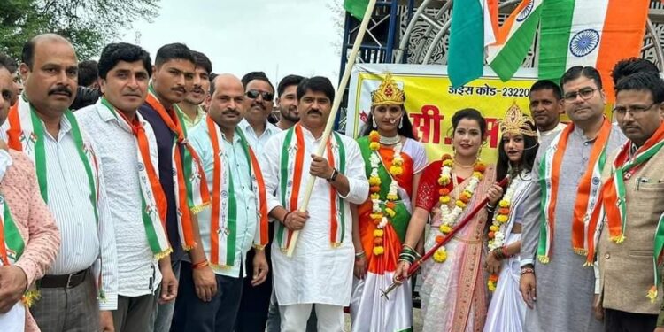 हाथों में राष्ट्रीय ध्वज थामे निकाली तिरंगा यात्रा में बड़ी संख्या में छात्र-छात्राएं…!