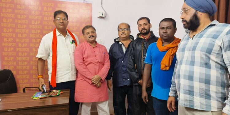 *सांसद प्रतिनिधि मोंटी भाटिया के नेतृत्व में बंग्लादेशी हिंदू शरणार्थियों की समस्याओं को लेकर सांसद संतोष पाण्डेय से की मुलाकात*