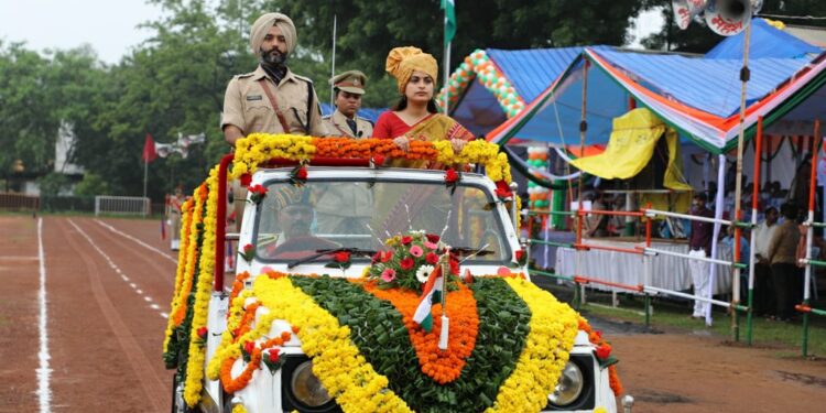 नर्मदापुरम जिले में आन बान शान से लहराया तिरंगा,हर्षोल्लास व उमंग के साथ मनाया गया स्वतंत्रता दिवस, कलेक्टर सोनिया मीना ने मुख्य समरोह में किया ध्वजरोहण और परेड की सलामी ली,मुख्यमंत्री जी के संदेश का वाचन किया