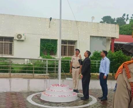 संभागायुक्‍त केजी तिवारी ने कमिश्नर कार्यालय में किया ध्वजारोहण