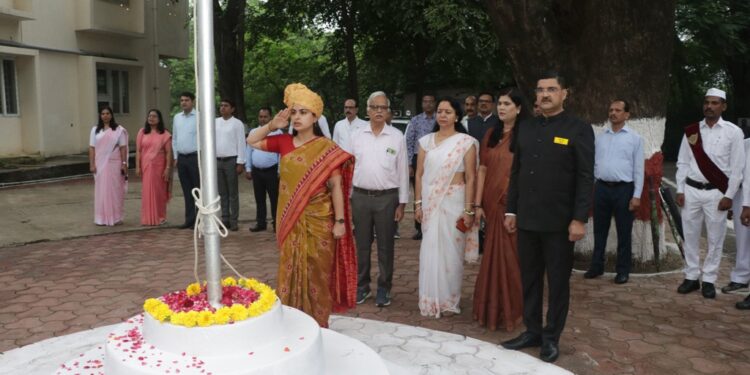 कलेक्टर सोनिया मीना ने कलेक्‍टर कार्यालय में किया ध्वजारोहण..