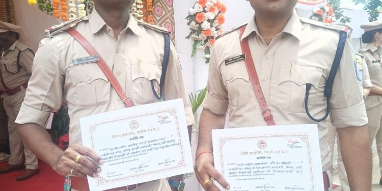 दुर्दांत अपराधी किस्सू तिवारी को पकड़ने वाले दोनों उप निरीक्षक हुए सम्मानित, 15 अगस्त पर पूरी टीम का हुआ सम्मान