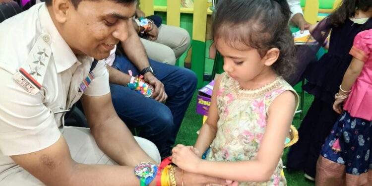 **रक्षाबंधन के अवसर पर सेमरॉक्स स्माल वंडर्स स्कूल में थाना प्रभारी अनूप सिंह ठाकुर ने बच्चों से बंधवाई राखी** VIDEO