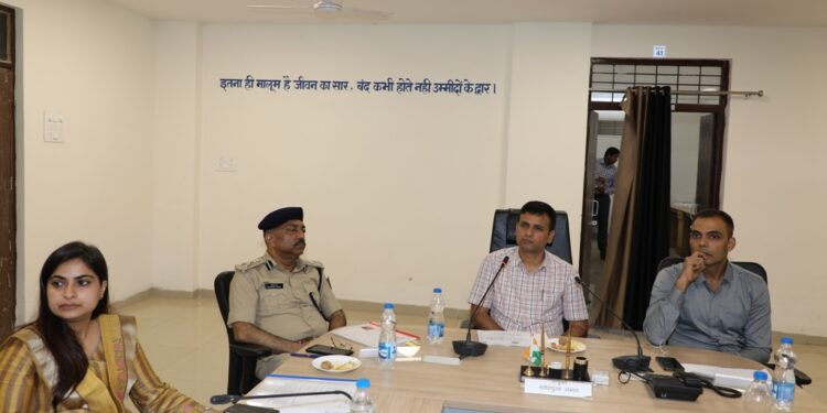 सड़क सुरक्षा समिति की संभाग स्तरीय बैठक संपन्न,नेशनल एवं स्टेट हाईवे आदि मार्गों पर ब्लैक स्पॉट चिन्हित कर उन्हें खत्म किए जाने हेतु आवश्यक कार्रवाई करें,जिलों में विभिन्न स्थानों पर बस स्टॉप चिन्हित किए जाएं : संभागायुक्त श्री तिवारी