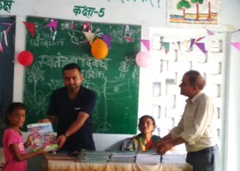 प्राथमिक पाठशाला नदीपार कटरा, मऊरानीपुर में हुआ पुस्तक वितरण समारोह का आयोजन  मुख्य अतिथि वरिष्ठ पत्रकार सौरभ भार्गव नगर अध्यक्ष श्रमजीवी पत्रकार संघ मऊरानीपुर रहे