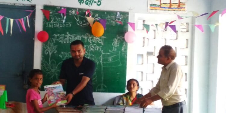 प्राथमिक पाठशाला नदीपार कटरा, मऊरानीपुर में हुआ पुस्तक वितरण समारोह का आयोजन  मुख्य अतिथि वरिष्ठ पत्रकार सौरभ भार्गव नगर अध्यक्ष श्रमजीवी पत्रकार संघ मऊरानीपुर रहे