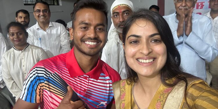 कलेक्टर ने पेरिस ओलंपिक हॉकी टीम के कांस्य पदक विजेता विवेक सागर के साथ ली सेल्फ़ी