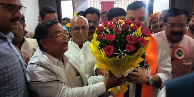 प्रभारी मंत्री के आगमन पर पटवारी संघ ने किया स्वागत