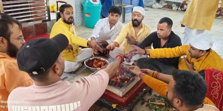 महादेव मंदिर में हुआ पार्थिव शिवलिंग निर्माण, अभिषेक
