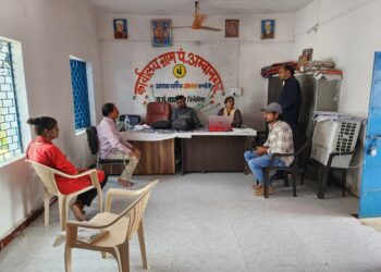 एसडीएम विजय राय एवं अतिरिक्त तहसीलदार सविता पटेल ने ई-केवायसी कार्यो का जायजा
