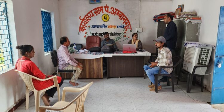 एसडीएम विजय राय एवं अतिरिक्त तहसीलदार सविता पटेल ने ई-केवायसी कार्यो का जायजा