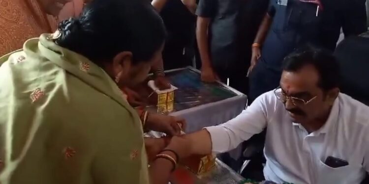 लोक निर्माण मंत्री राकेश सिंह के निवास पर आयोजित किया गया रक्षाबंधन उत्सव बहनों ने बांधी 51 फुट लंबी राखी देखे VIDEO