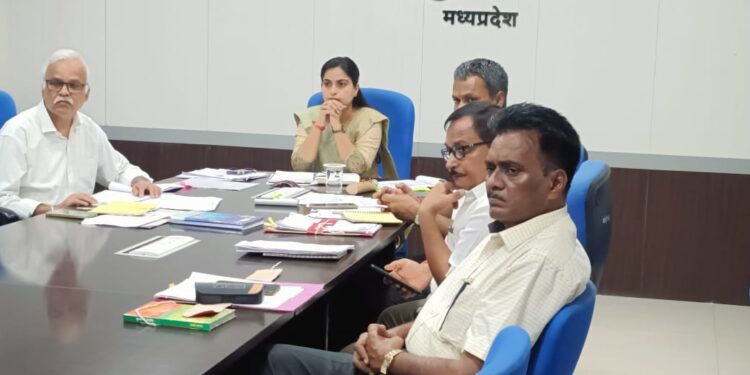 सड़कों पर से गोवंश को हटाने के लिए व्यापक इंतजाम किए जाएं,सभी कलेक्टर अपने जिलों में क्रियाशील गौशालाओं की समीक्षा करें,आरबीसी 6(4) के अंतर्गत आने वाले प्रकरणों की समीक्षा कर शीघ्र सहायता उपलब्ध कराएं:मुख्य सचिव मध्यप्रदेश शासन