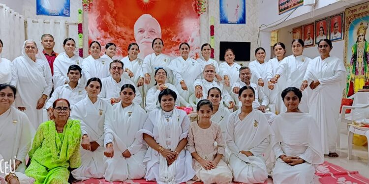 सिविल लाइन स्थित प्रजापिता ब्रह्माकुमारी ईश्वरीय विश्वविद्यालय के शुभकामना हाल में राजयोग केन्द्र संचालिका बीके लक्ष्मी बहन ने सभी बीके भाई बहनों का रोली मोली से तिलककर मुंह मीठा करवाया