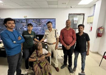 बुजुर्ग माता राम को सीसीटीवी से खोजकर मिलवाया बेटे से*  *एक अद्वितीय मिलन की कहानी*