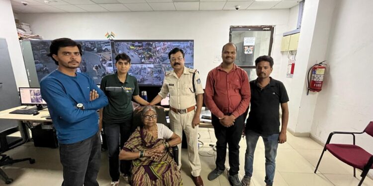 बुजुर्ग माता राम को सीसीटीवी से खोजकर मिलवाया बेटे से* *एक अद्वितीय मिलन की कहानी*