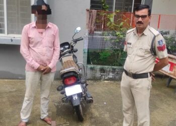 पुलिस ने वाहन चेकिंग के दौरान वाहन चोर को किया गिरफ्तार एवं चेकिंग के दौरान आठ वाहनों के विरुद्ध चलने का दवाई करते हुए₹2600 का समनश शुल्क वसूल किया