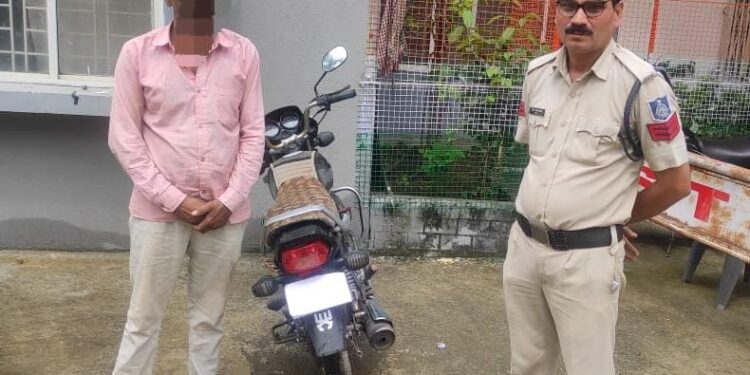 पुलिस ने वाहन चेकिंग के दौरान वाहन चोर को किया गिरफ्तार एवं चेकिंग के दौरान आठ वाहनों के विरुद्ध चलने का दवाई करते हुए₹2600 का समनश शुल्क वसूल किया
