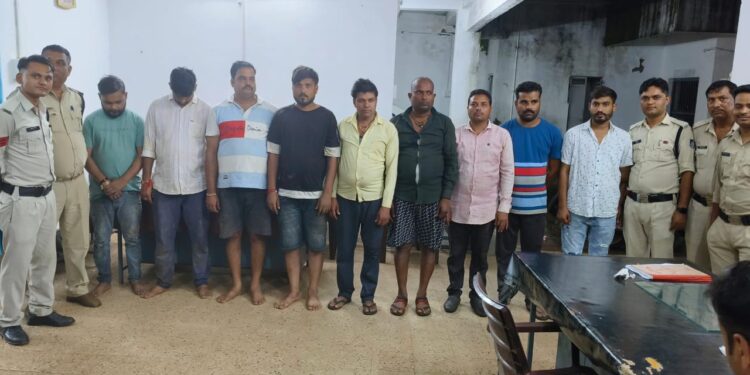 थाना उमरियापान पुलिस ने पकड़ा 52 ताश पत्तो पर हार जीत का दाव लगा रहे जुआडियों को