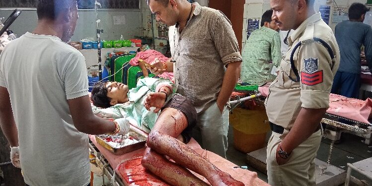 दो गुटो मे हुई चाकू बाजी एक घायल हमलावर फरार