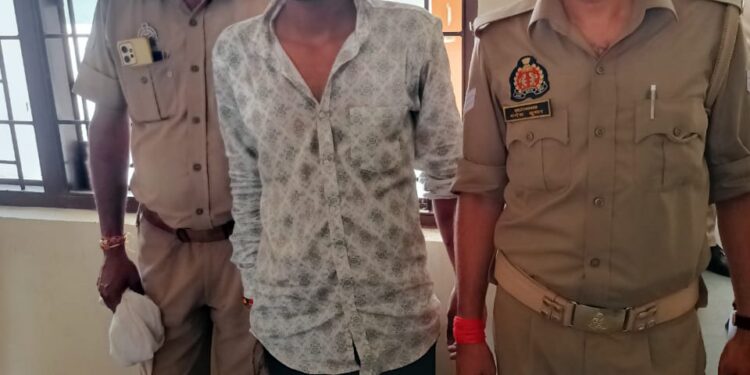 *थाना कोतवाली कन्नौज पुलिस द्वारा इमाम चौक पर झण्डा लगाकर दूसरे धर्म/समुदाय की धार्मिक भावनाओं को ठेस पहुँचाने एवं माहौल खराब करने वाले अभियुक्त को किया गिरफ्तार।*
