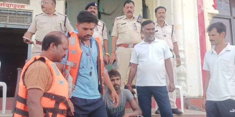 होमगार्ड के जवानों ने एक व्यक्ति को डूबने से बचाया